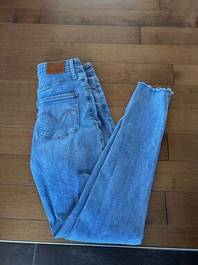 Levi's Women's Skinny Jeans in Light Blue Denim with Raw Hem